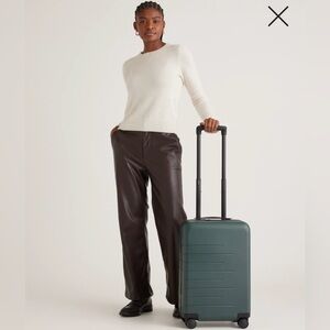 BRAND NEW Quince Hardshell Small Carry-On Luggage Suitcase in Dark Green